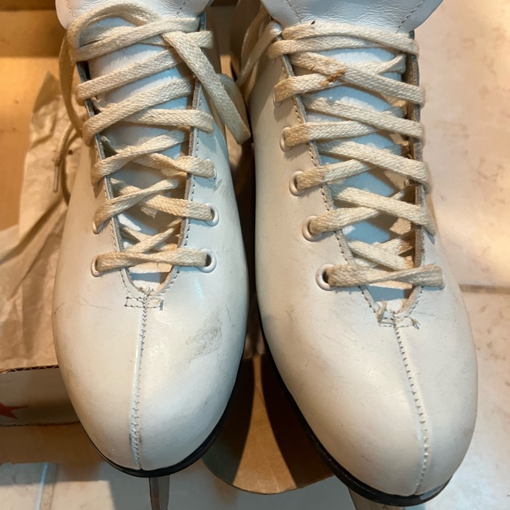 Women’s Genuine ALL CANADIAN Figure Ice Skates-WhiteSheffield Steel Tempered C7
